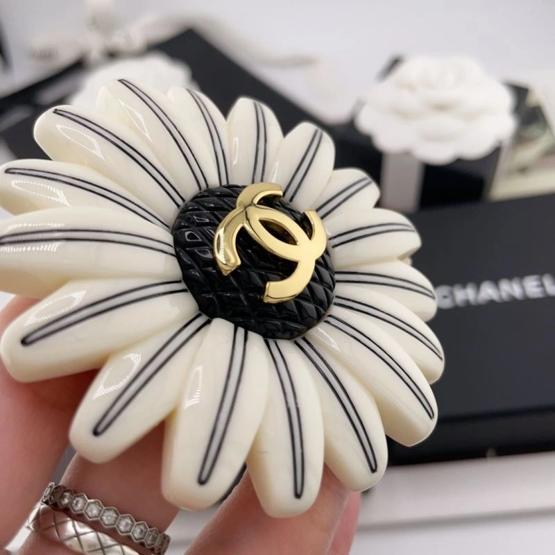 Sophisticated Chanel Brooches 228108