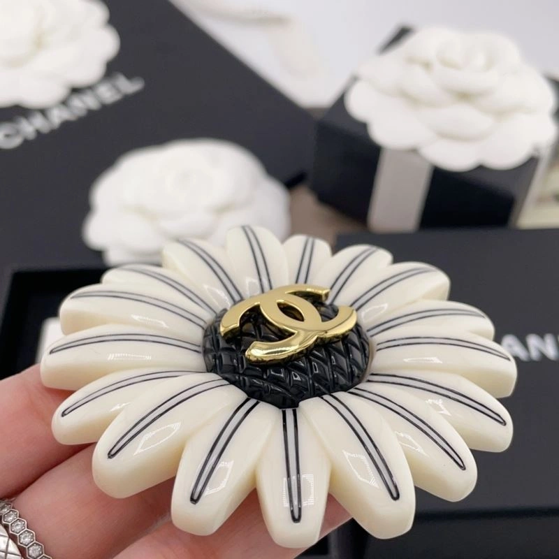 Sophisticated Chanel Brooches 228108