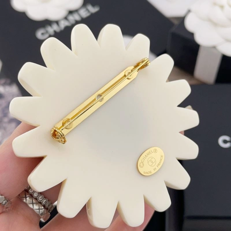 Sophisticated Chanel Brooches 228108