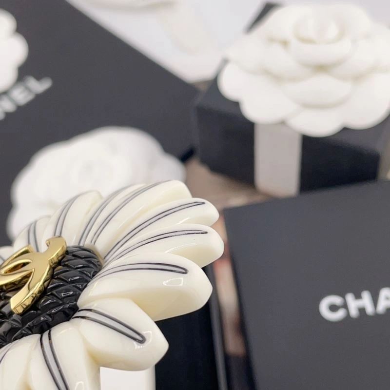 Sophisticated Chanel Brooches 228108