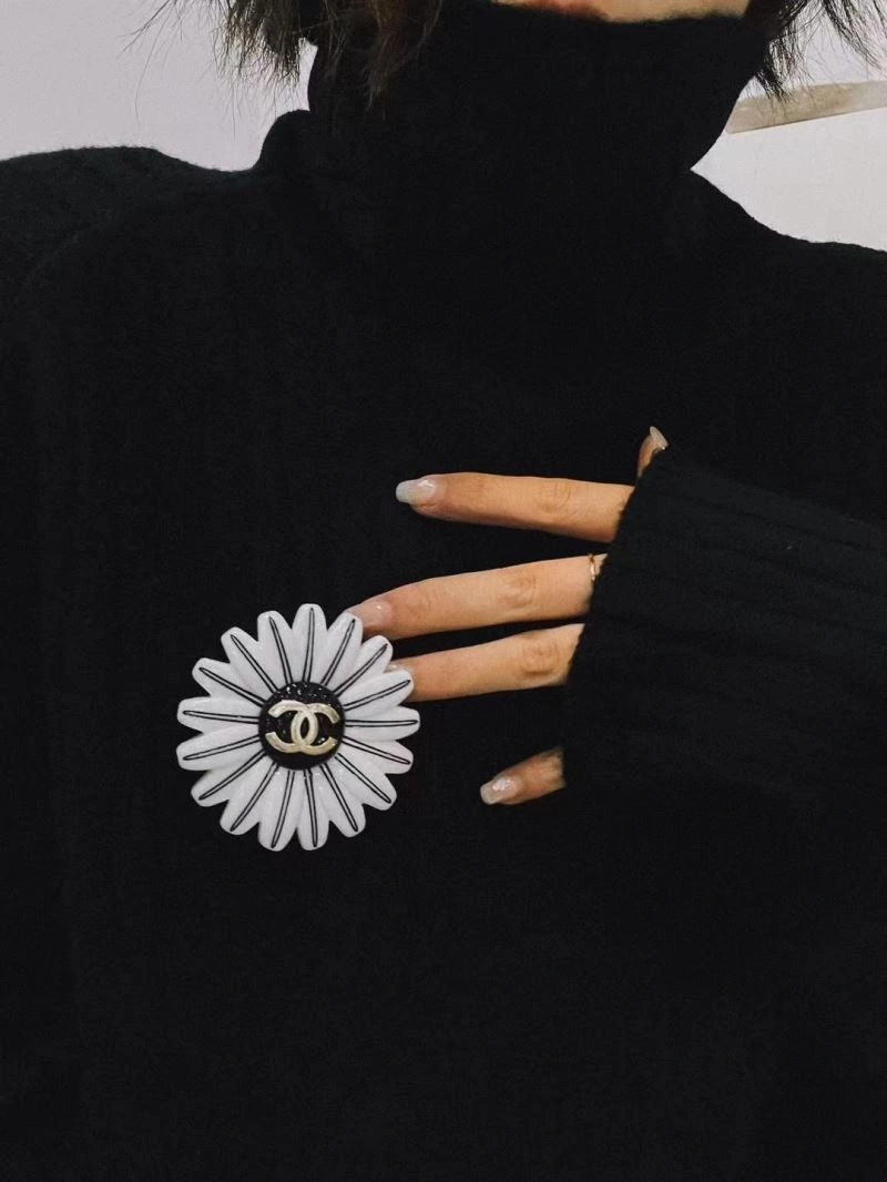 Sophisticated Chanel Brooches 228108