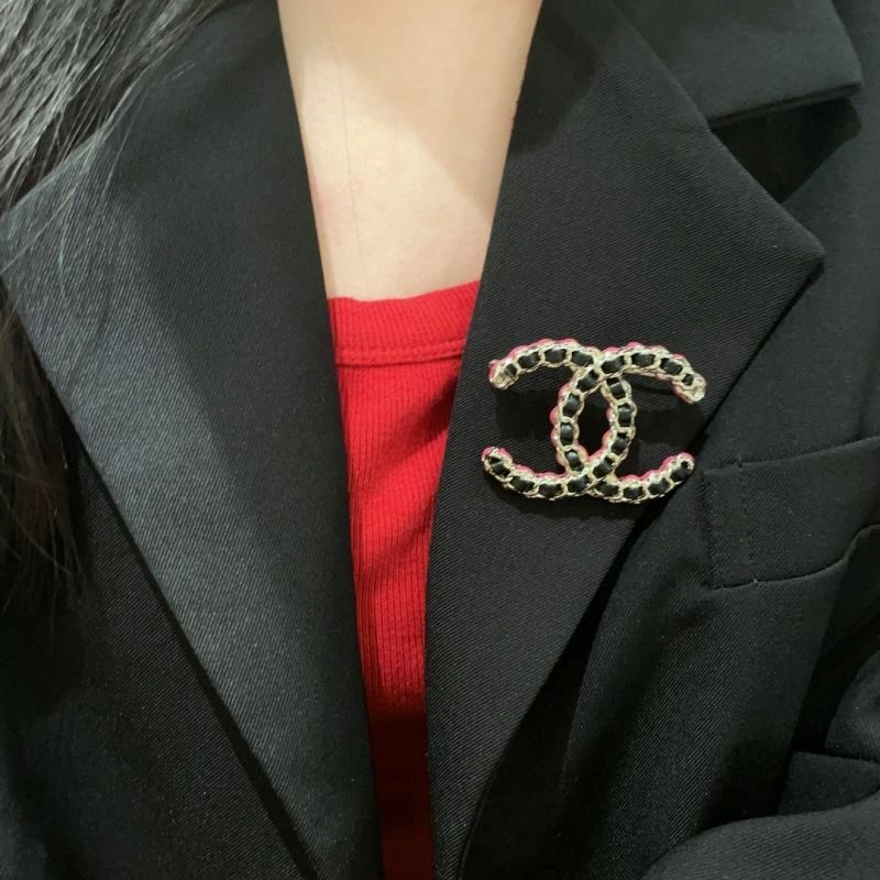 Seasonal Chanel Brooches 228095