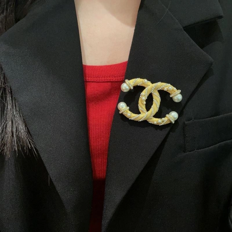 WaterResistant Chanel Brooches 228132