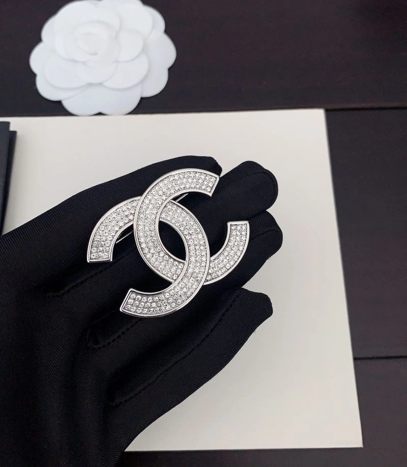 Supportive Chanel Brooches 228179