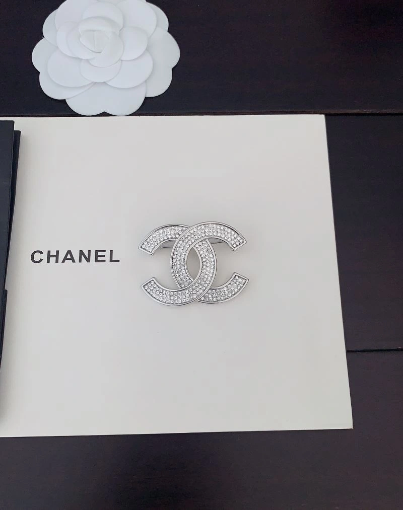 Supportive Chanel Brooches 228179