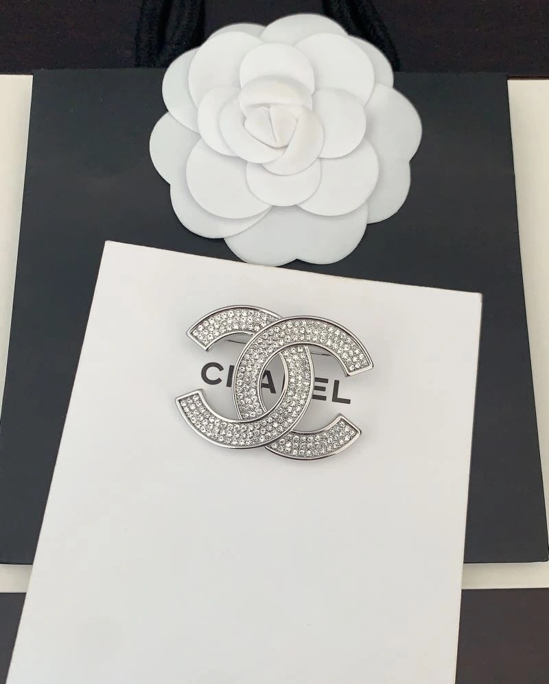 Supportive Chanel Brooches 228179