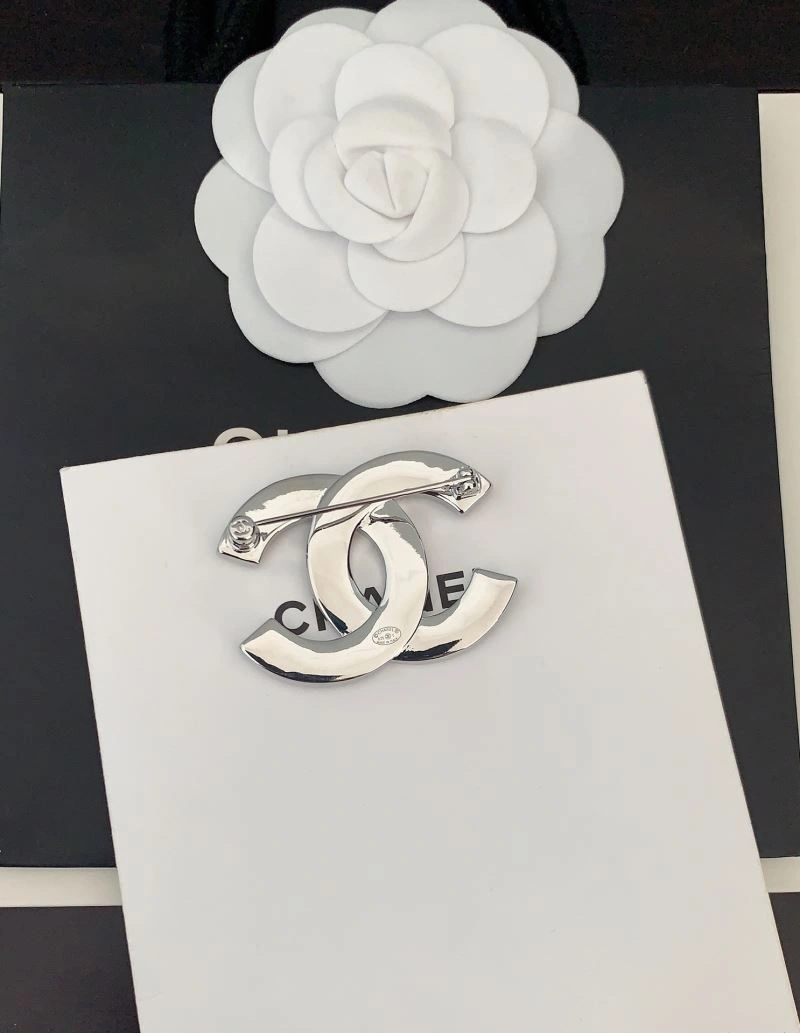 Supportive Chanel Brooches 228179