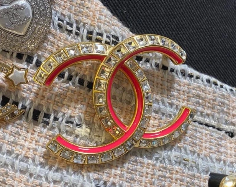 EyeCatching Chanel Brooches 228111