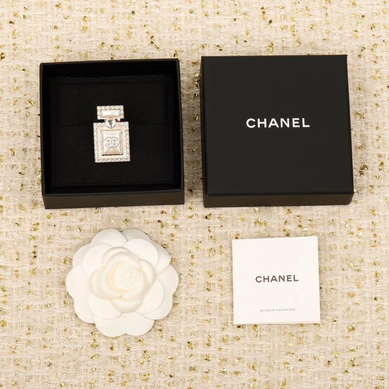 Comfortable Chanel Brooches 226424