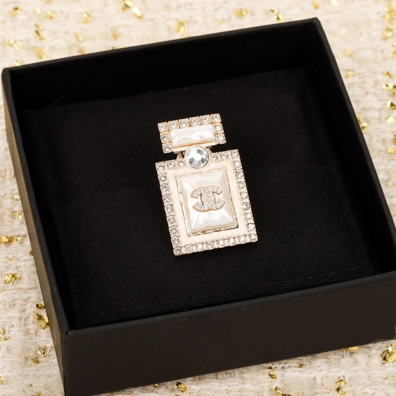 Comfortable Chanel Brooches 226424