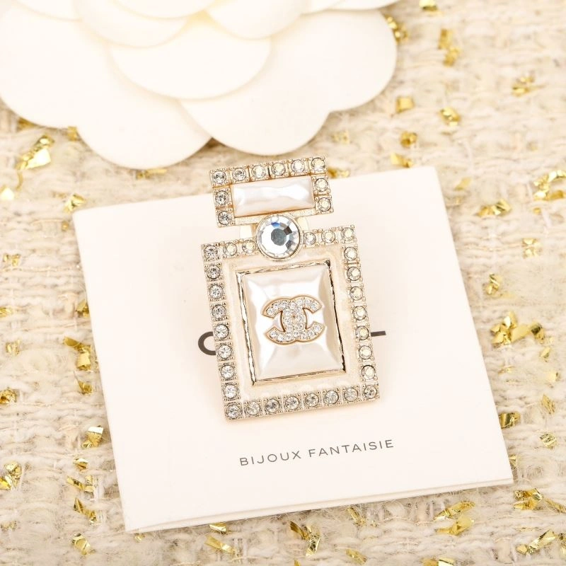 Comfortable Chanel Brooches 226424