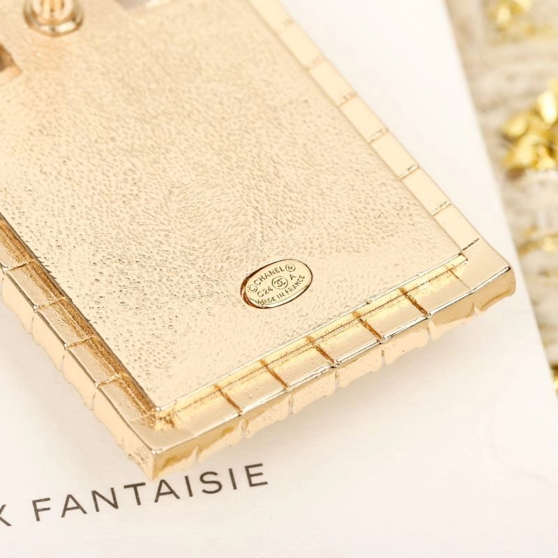 Comfortable Chanel Brooches 226424