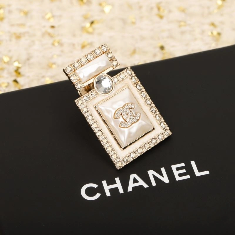Comfortable Chanel Brooches 226424