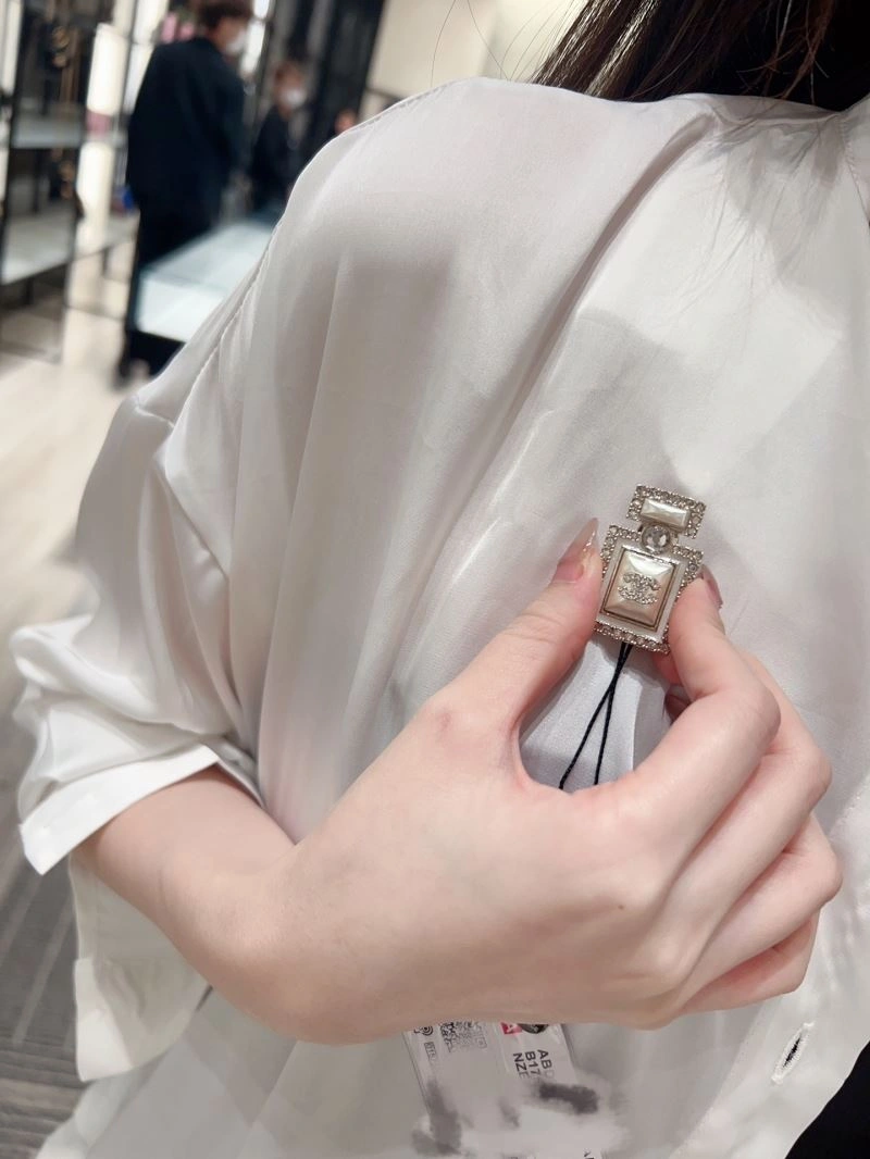 Comfortable Chanel Brooches 226424