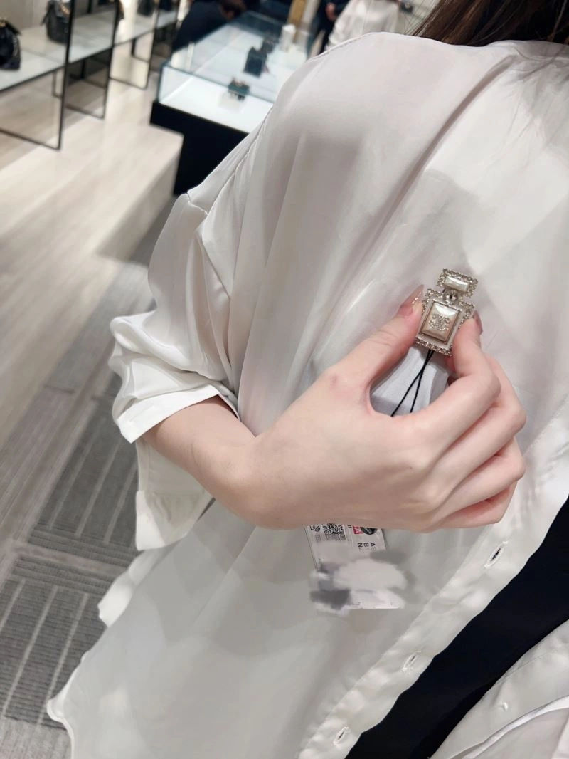 Comfortable Chanel Brooches 226424