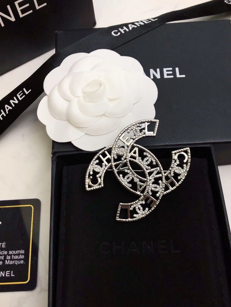 FashionForward Chanel Brooches 226462