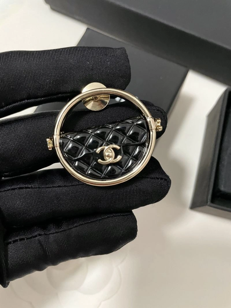 Sustainable Chanel Brooches 226405