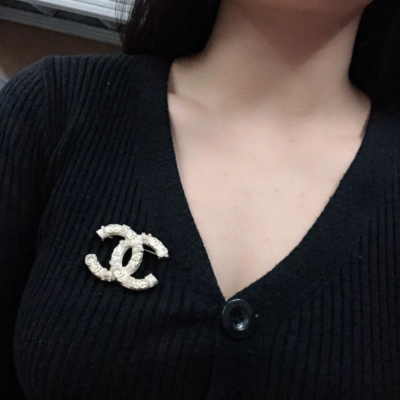 Comfortable Chanel Brooches 226395