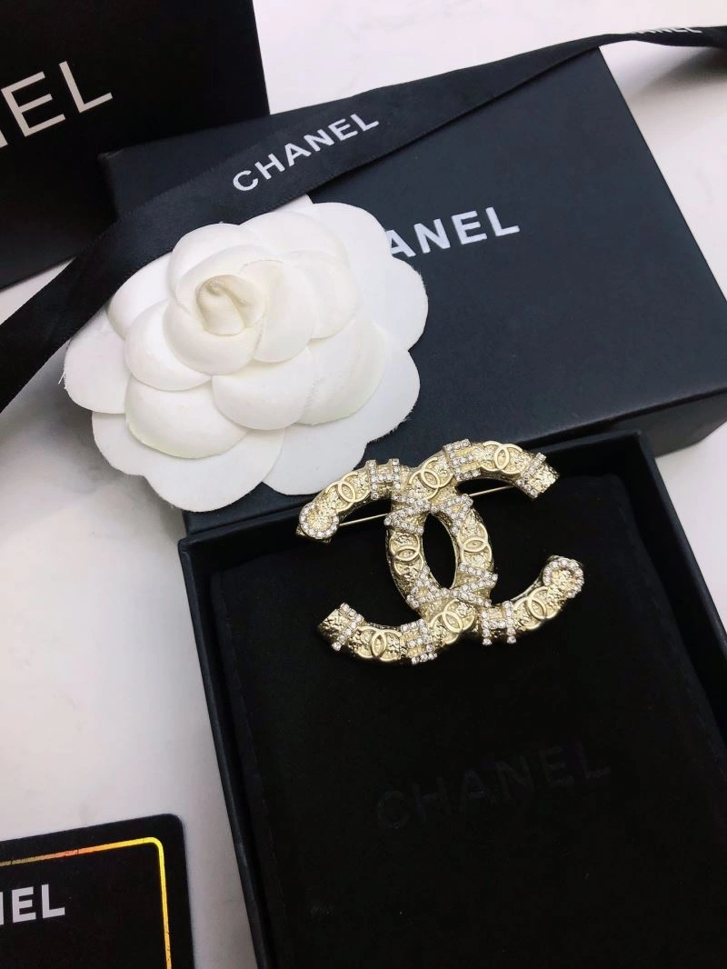 Comfortable Chanel Brooches 226395