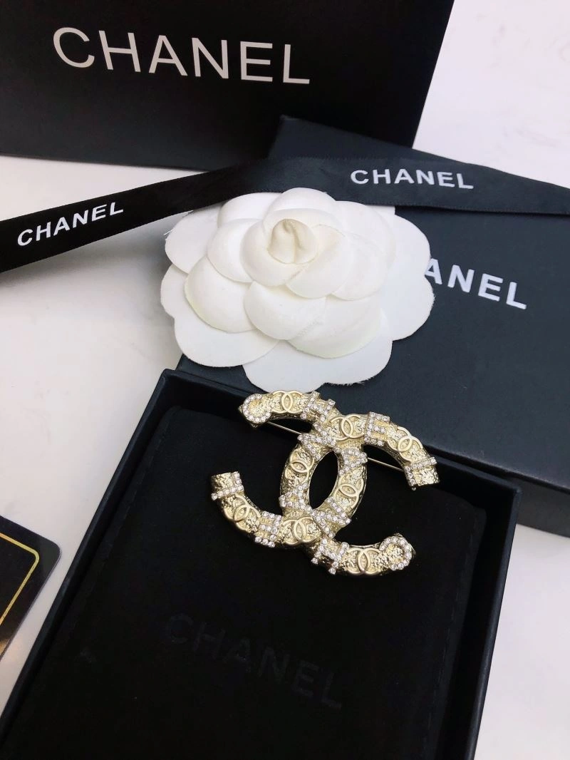 Comfortable Chanel Brooches 226395
