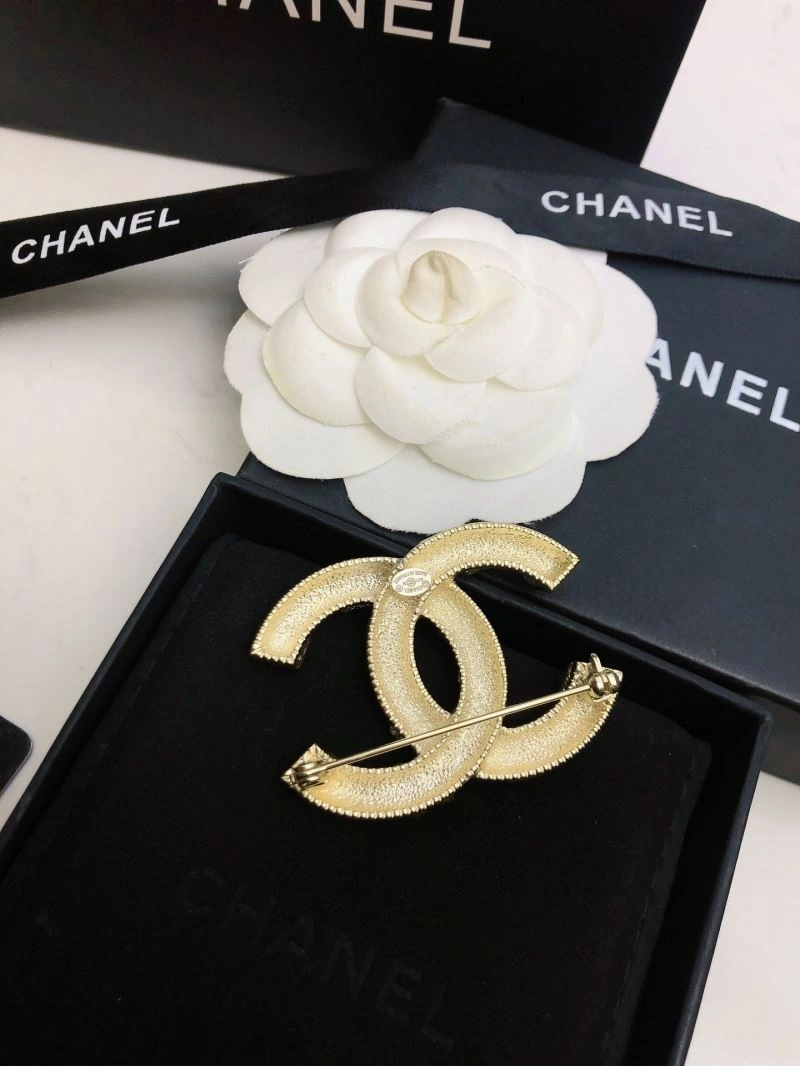 Comfortable Chanel Brooches 226395
