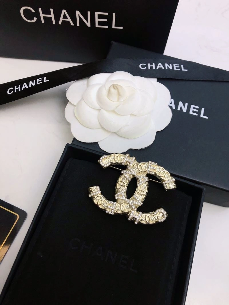Comfortable Chanel Brooches 226395