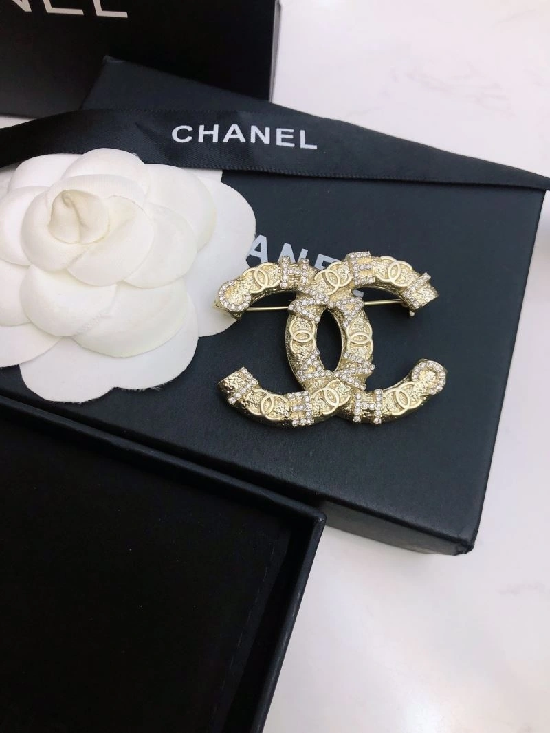 Comfortable Chanel Brooches 226395