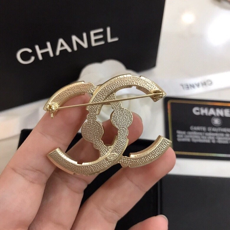 Comfortable Chanel Brooches 226390