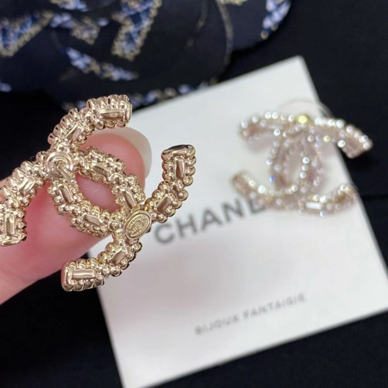 Affordable Chanel Brooches 226382