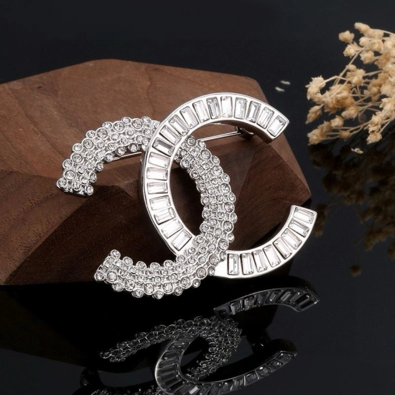 Affordable Chanel Brooches 226378