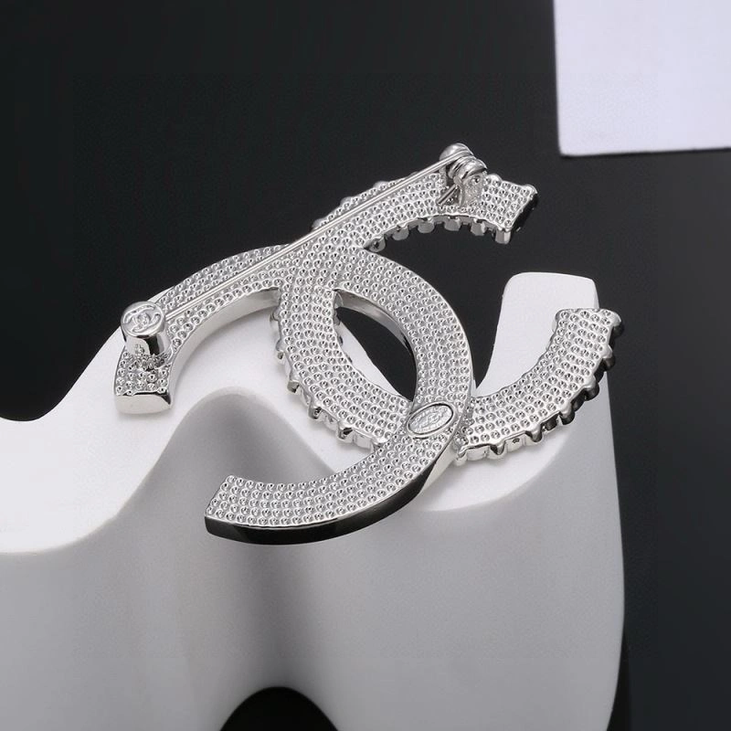 Affordable Chanel Brooches 226378
