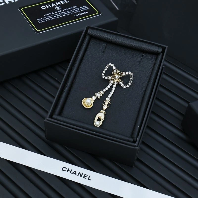 Sleek Chanel Brooches 226396