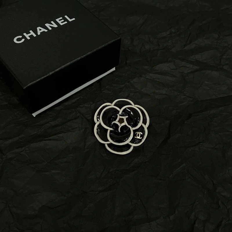 Comfortable Chanel Brooches 226368