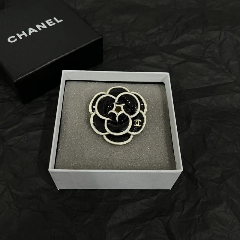 Comfortable Chanel Brooches 226368