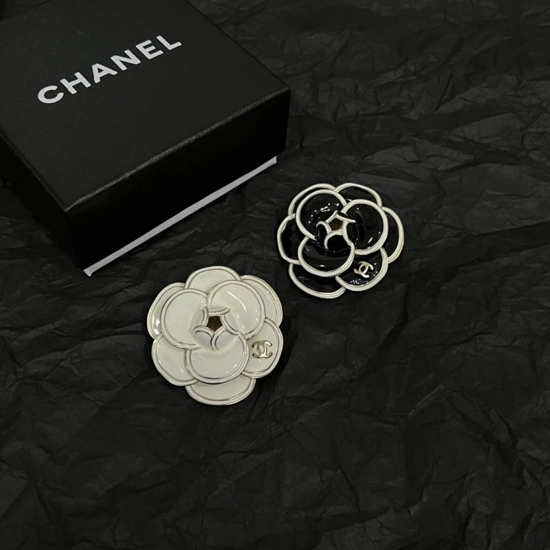 Comfortable Chanel Brooches 226368