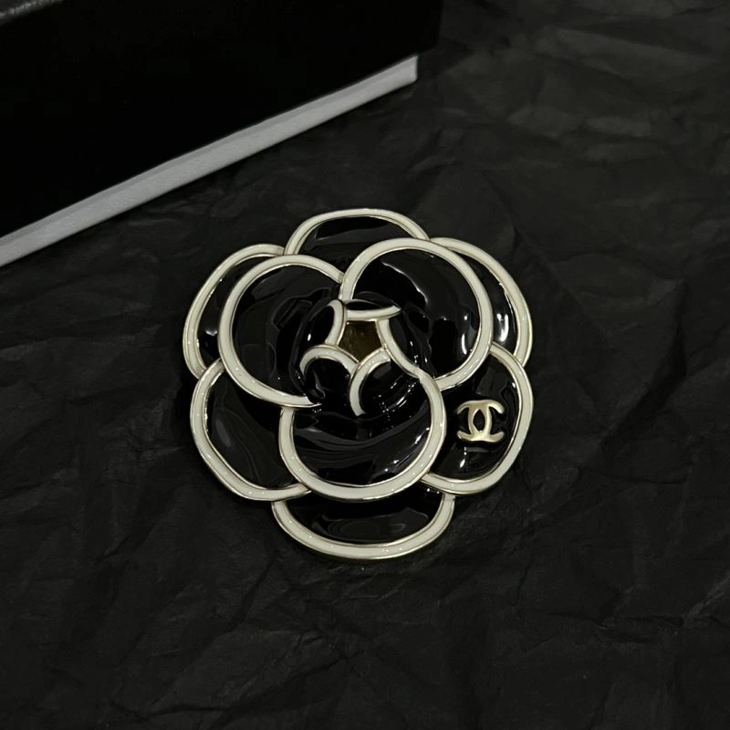 Comfortable Chanel Brooches 226368
