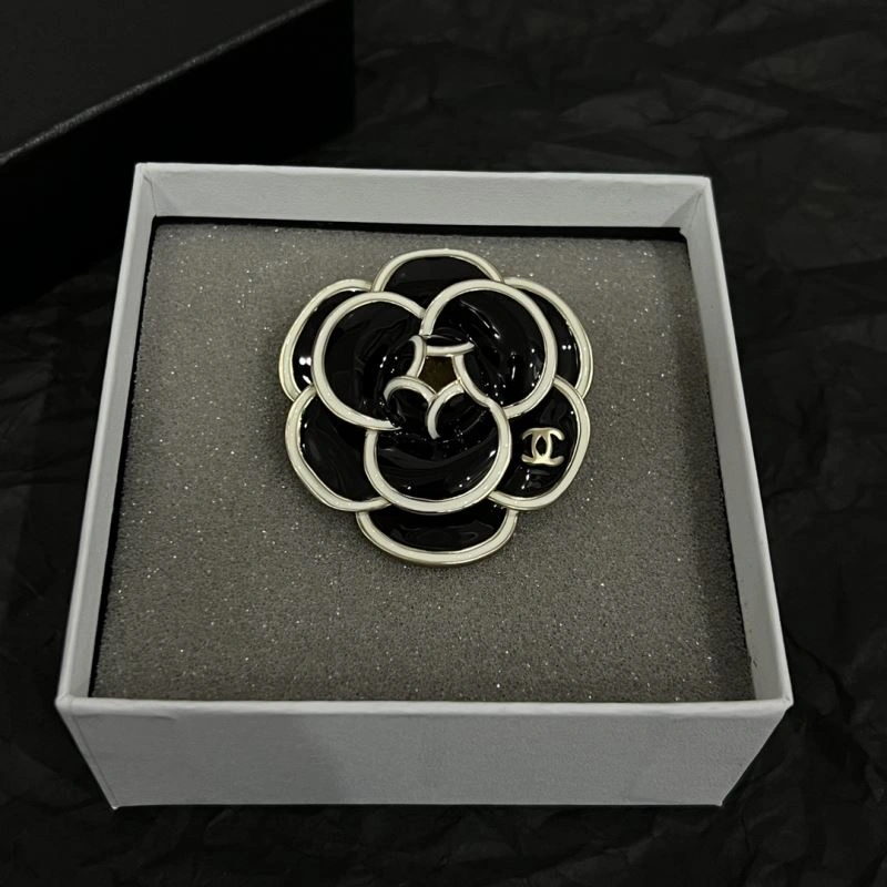 Comfortable Chanel Brooches 226368