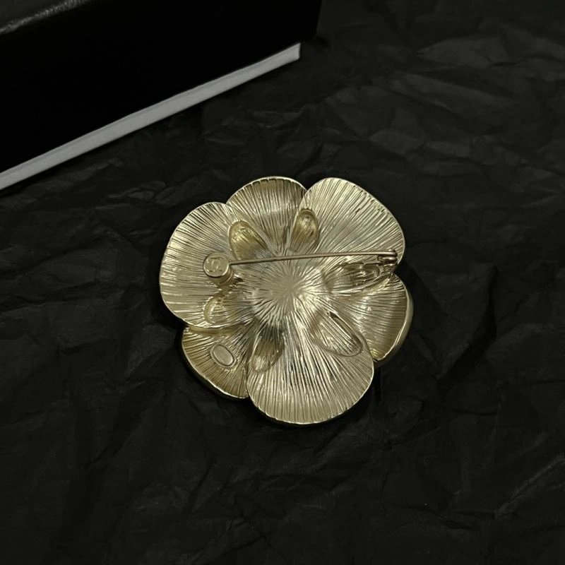 Comfortable Chanel Brooches 226368