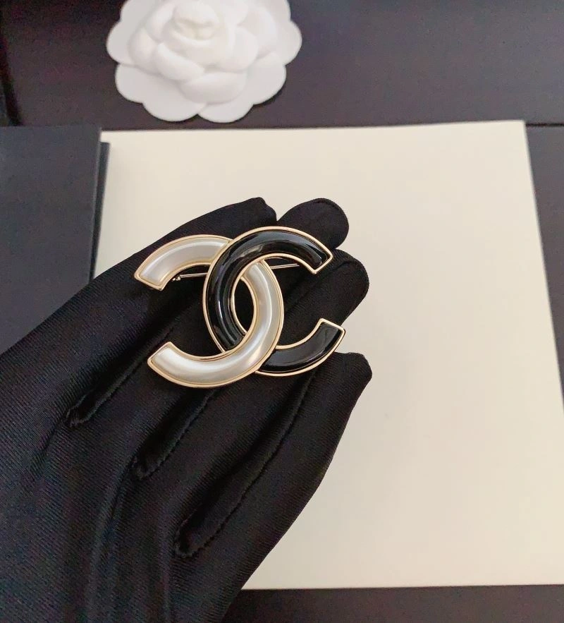 ZipUp Chanel Brooches 226360