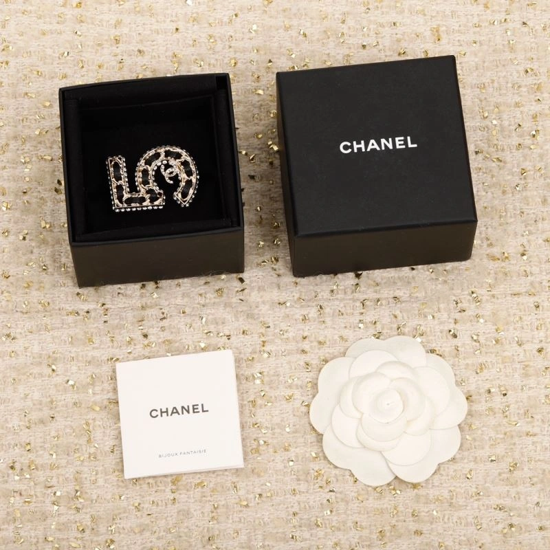 Unisex Chanel Brooches 226406
