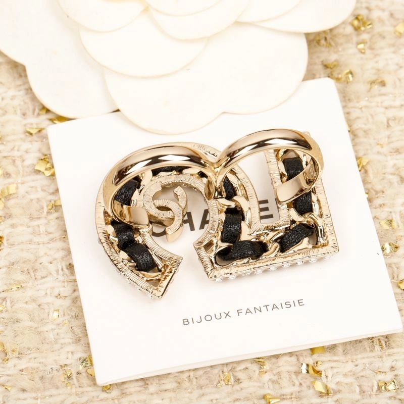 Unisex Chanel Brooches 226406