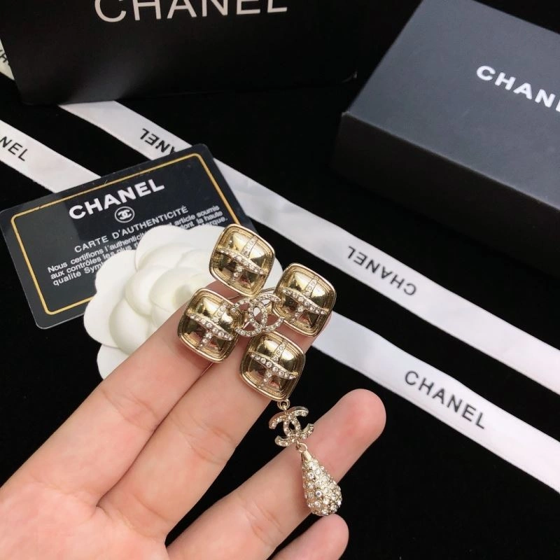 Breathable Chanel Brooches 226385