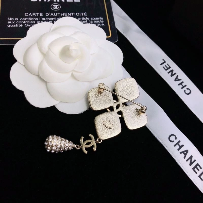 Breathable Chanel Brooches 226385