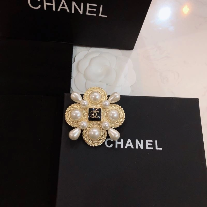 Unisex Chanel Brooches 226328