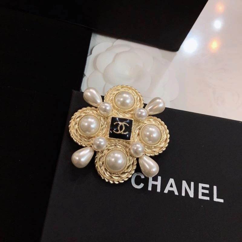 Unisex Chanel Brooches 226328