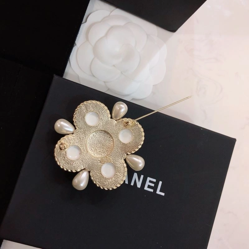 Unisex Chanel Brooches 226328