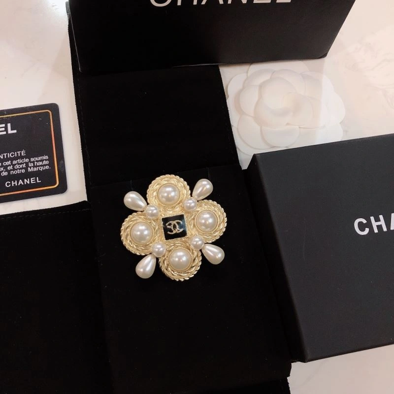 Unisex Chanel Brooches 226328