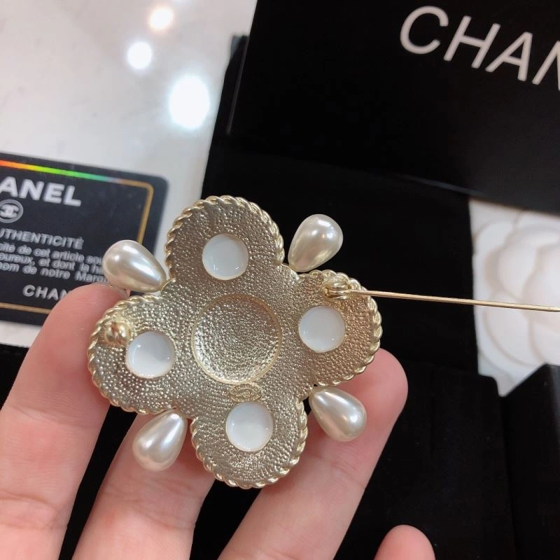 Unisex Chanel Brooches 226328