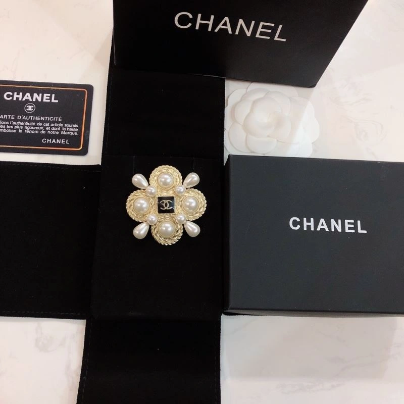Unisex Chanel Brooches 226328