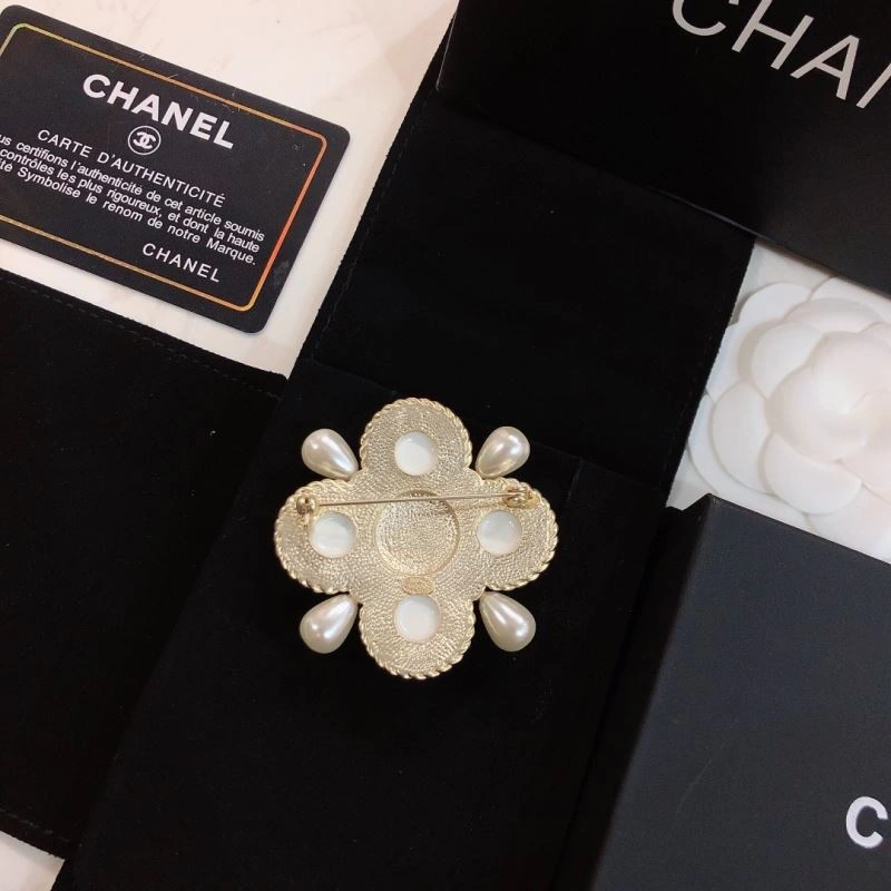Unisex Chanel Brooches 226328